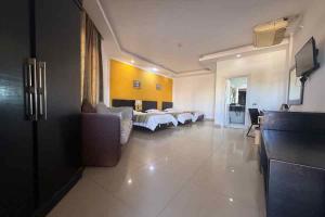 Et tv og/eller underholdning på Naama Inn Hotel