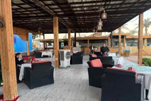 En restaurant eller et andet spisested på Naama Inn Hotel