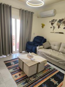 拉斯苏德尔la Hacienda Cozy Studio Chalet的客厅里有一张沙发和一张桌子。