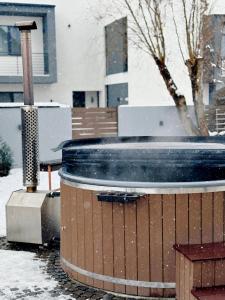 een grote vuilnisbak met sneeuw erop bij Forest Lux Apartman in Odorheiu Secuiesc