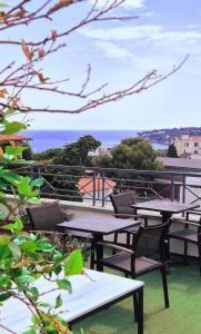 een groep tafels en stoelen op een balkon bij Best Western Hôtel Journel Antibes Juan-les-Pins in Antibes