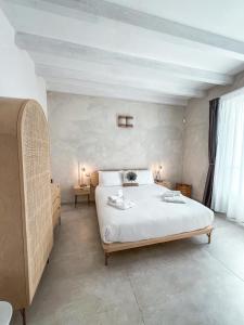 een slaapkamer met een groot wit bed met 2 borden erop bij Palma Residence Salento in San Foca