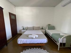 una camera da letto con due letti con asciugamani sopra di Catalina House ad Alta Gracia