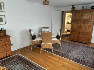 a living room with a table and chairs and a bedroom at Gästewohnung Karin in Fjelby