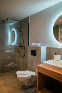 un bagno con wc, lavandino e doccia di die Harmonie a Nauders Altre 28 foto
