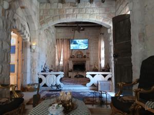a large living room with a fireplace and a tv at الشاميه سانت كاترين in Saint Catherine
