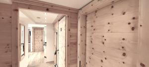een kamer met een houten wand met een klimwand bij Gästehaus - Apart Braito in Grän +65 foto's