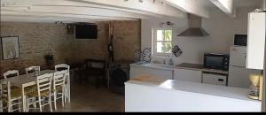 Kuchyň nebo kuchyňský kout v ubytování La Huppe + 3 fotografie