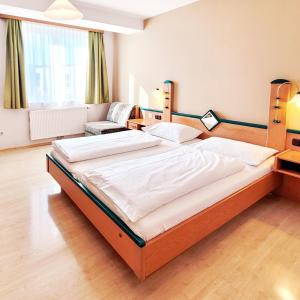 een slaapkamer met een groot bed in een kamer bij Schöckllandhof in Eggersdorf bei Graz