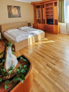 een slaapkamer met een bed en een potplant bij Schöckllandhof in Eggersdorf bei Graz