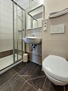 een badkamer met een toilet, een wastafel en een douche bij Schöckllandhof in Eggersdorf bei Graz