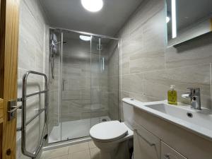 Et badeværelse på New Inn Lane Holiday Cottages + 8 billeder