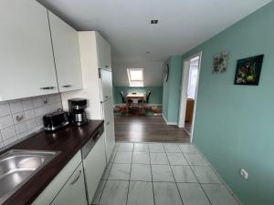 een keuken met een spoelbak en een aanrechtblad bij Ferienwohnung in Gütersloh in Gütersloh