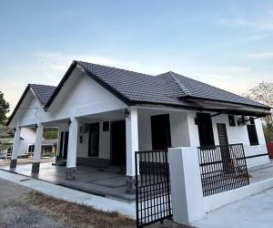 una casa con tetto nero di Baba Homestay a Macang