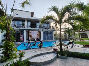 a group of people playing in a swimming pool at Hugo Homestay in Phong Nha