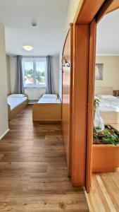 een kamer met 2 bedden en een hal bij Schöckllandhof in Eggersdorf bei Graz