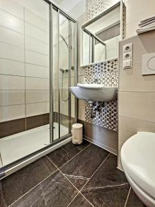 een badkamer met een wastafel en een douche bij Schöckllandhof in Eggersdorf bei Graz +9 foto's