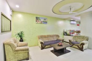 a waiting room with two chairs and a table at Hotel O Park Inn in Rajkot +26 photos