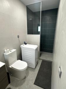 een badkamer met een toilet, een wastafel en een douche bij Arguineguín Heart in La Playa de Arguineguín