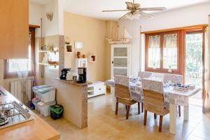 a kitchen and dining room with a table and chairs at Le Anfore in Marino