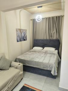 拉斯苏德尔la Hacienda Cozy Studio Chalet的一间带床和沙发的小卧室