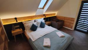 ein Schlafzimmer mit einem Bett und zwei Kissen darauf in der Unterkunft Łykolańczyk-Chatki z JACUZZI in Polańczyk + 37 Fotos