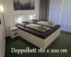 een slaapkamer met twee bedden in een kamer bij Apartment "Waldrand" mit Balkon und Pool - Renoviert 2026 in Bad Essen