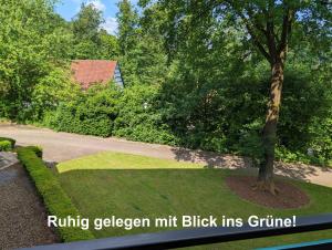 een weergave van een park met een boom en een weg bij Apartment "Waldrand" mit Balkon und Pool - Renoviert 2026 in Bad Essen