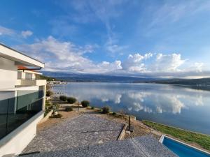 vista sul lago da una casa di Penthouse Dream Vista a Čižići