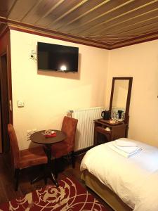 a hotel room with a bed and a table and a mirror at Ελευθερία in Asprangeloi