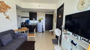 un soggiorno con divano e TV e una cucina di Mari Condo Hostel a Manila