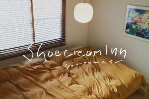 a bedroom with a bed with the words be dreamin at Shoe Cream Inn Higashikawa in Higashikawa +52 photos