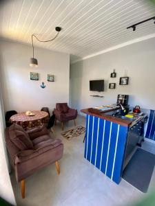 een woonkamer met een bank en een tafel bij Casa de Praia 63 - Nelson in Porto Belo