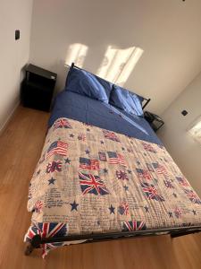 una camera da letto con un letto dotato di copriletto con bandiere britanniche di Lemon house a Montebelluna