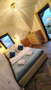 ein Schlafzimmer mit einem Bett in einem Zelt in der Unterkunft Łykolańczyk-Chatki z JACUZZI in Polańczyk