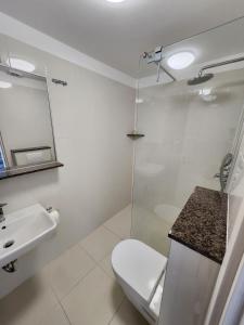 un bagno con wc, lavandino e doccia di Penthouse Dream Vista a Čižići