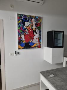 Un dipinto su un muro accanto a una TV di Penthouse Dream Vista a Čižići