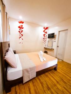 a room with a bed with hearts on the wall at Baao Las Estrellas in Baao