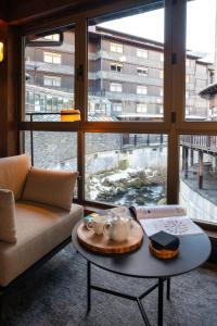 un soggiorno con un divano e un tavolino da caffè di Hotel Euroski Mountain Resort & Spa a Soldeu