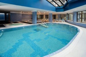 a large swimming pool in a hotel lobby at Hotel Euroski Mountain Resort & Spa in Soldeu