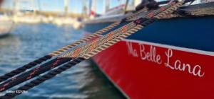 een touw dat aan een boot in het water is bevestigd bij Voilier de tout confort in Cherbourg en Cotentin