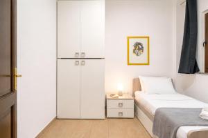 een kleine slaapkamer met een bed en een kast bij Dimoras Bellissimo Appartamento Centrocittà in Olbia +3 foto's