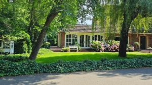 En have udenfor Waldhaus an de Miälkwellen