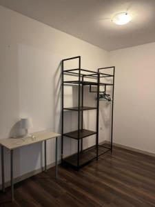 a room with a desk and a shelf next to a wall at Apartman Lapaž 14 in Toplice Sveti Martin