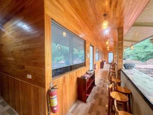 a train car with a bar and a window at Tam Coc Central Backpacker Hostel in Vũ Lâm