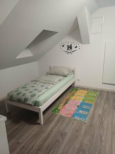 a small bedroom with a bed and a rug at Dolina dwóch stawów in Piorkowo