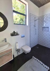 Phòng tắm tại Lakritz A Place of Experience through Art