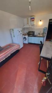 een kleine keuken met een koelkast en een fornuis bij Apartamento Cosquin a metros del centro in Cosquín