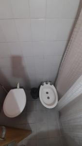 een badkamer met toilet en wastafel bij Apartamento Cosquin a metros del centro in Cosquín