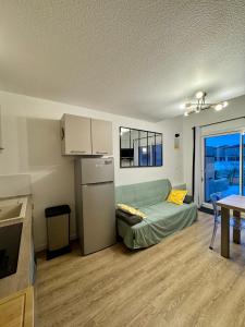 En eller flere senge i et værelse på Villa front de mer et jacuzzi privatif